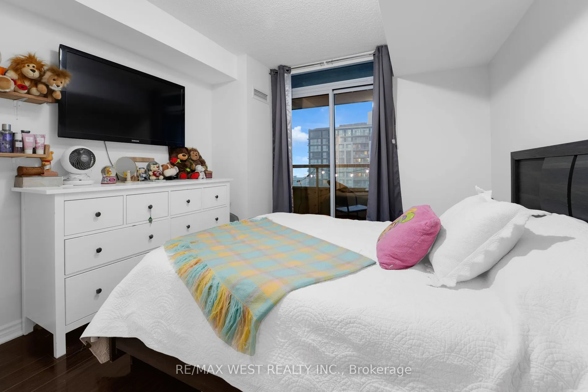 335 Rathburn Rd W, #2202