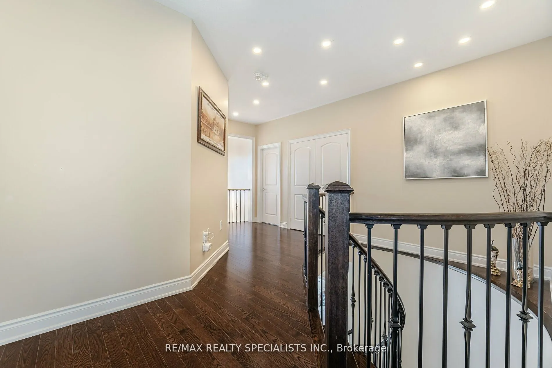 8 Herringbone Cres