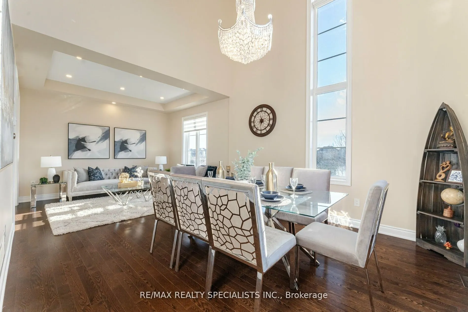 8 Herringbone Cres