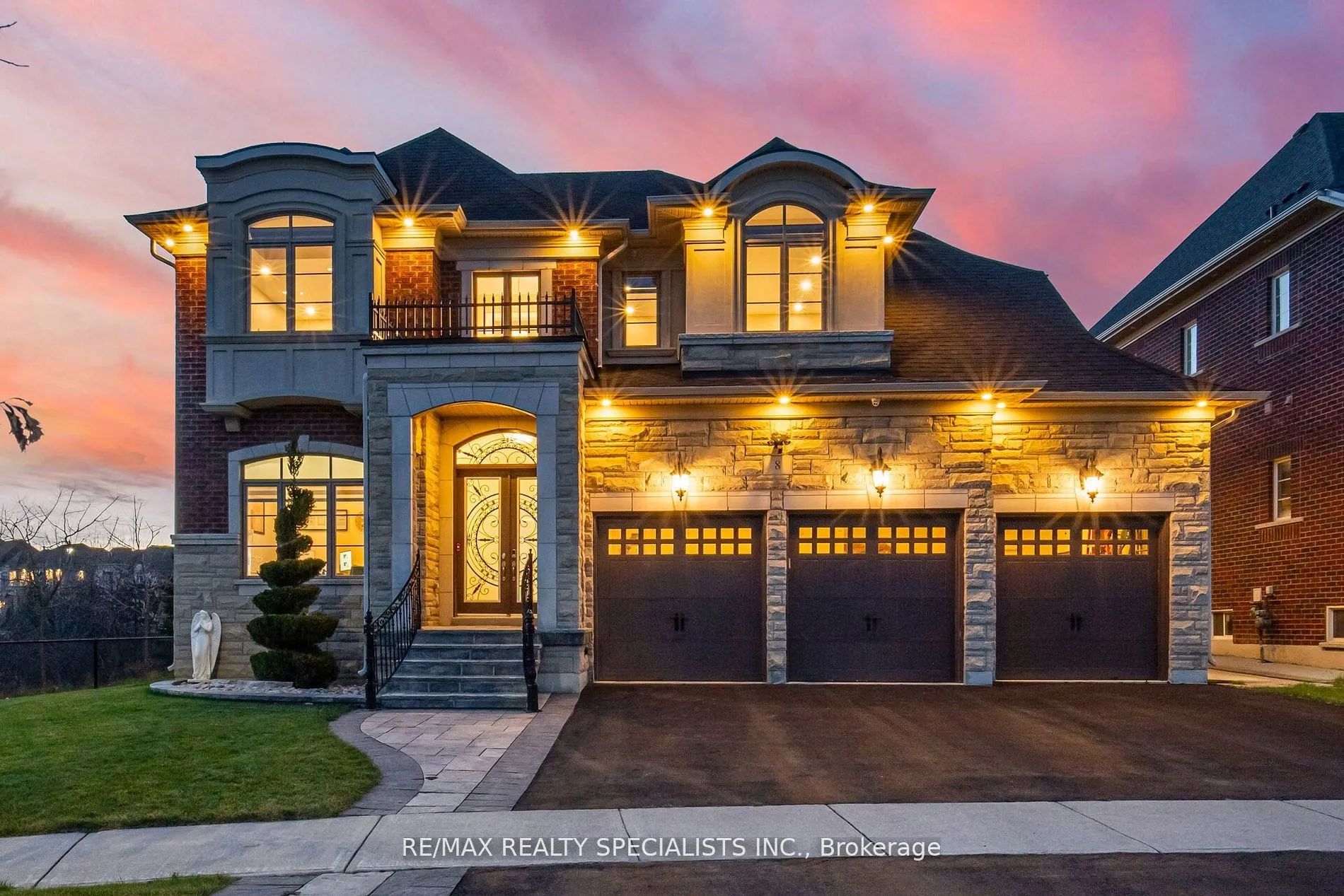 8 Herringbone Cres