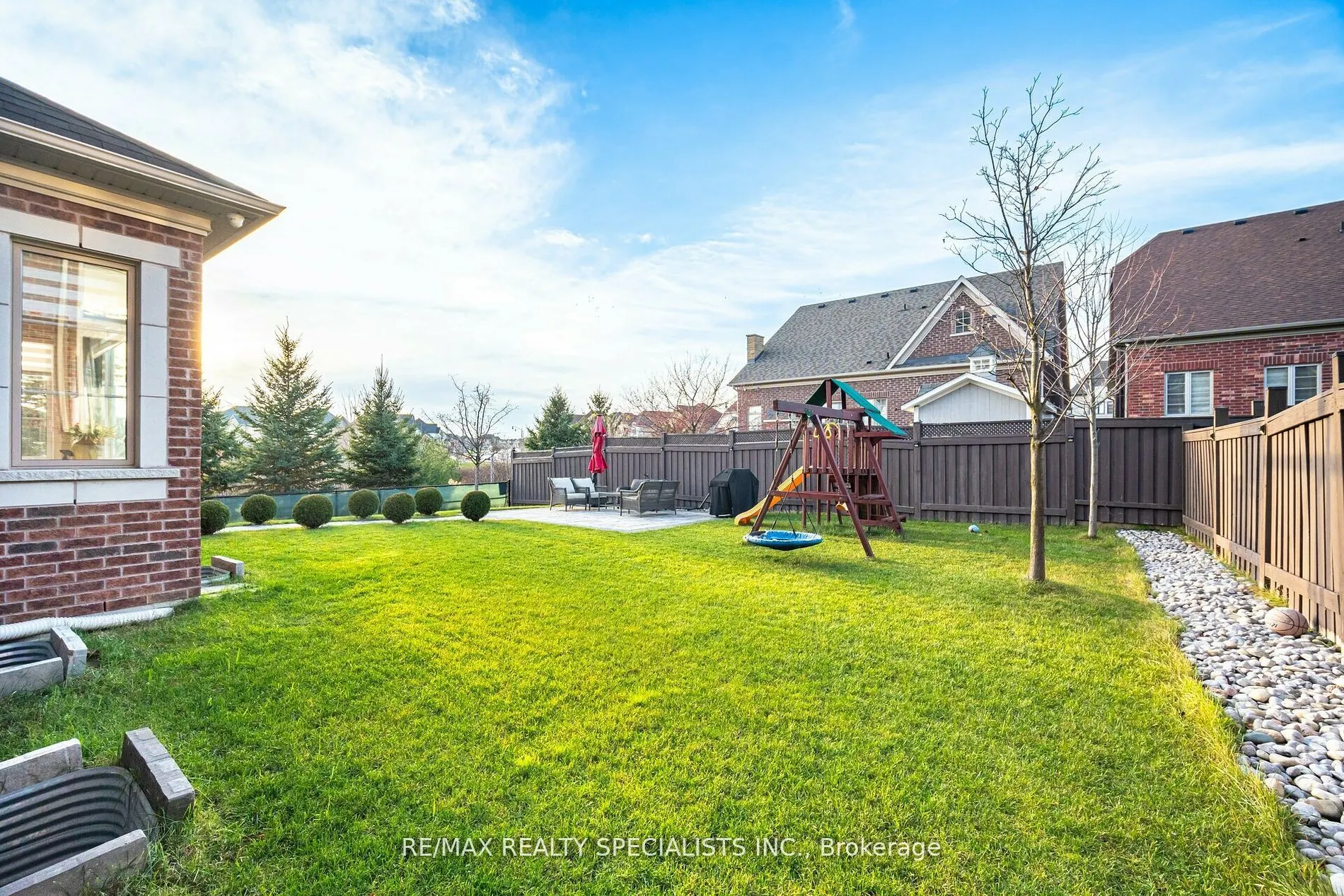 8 Herringbone Cres