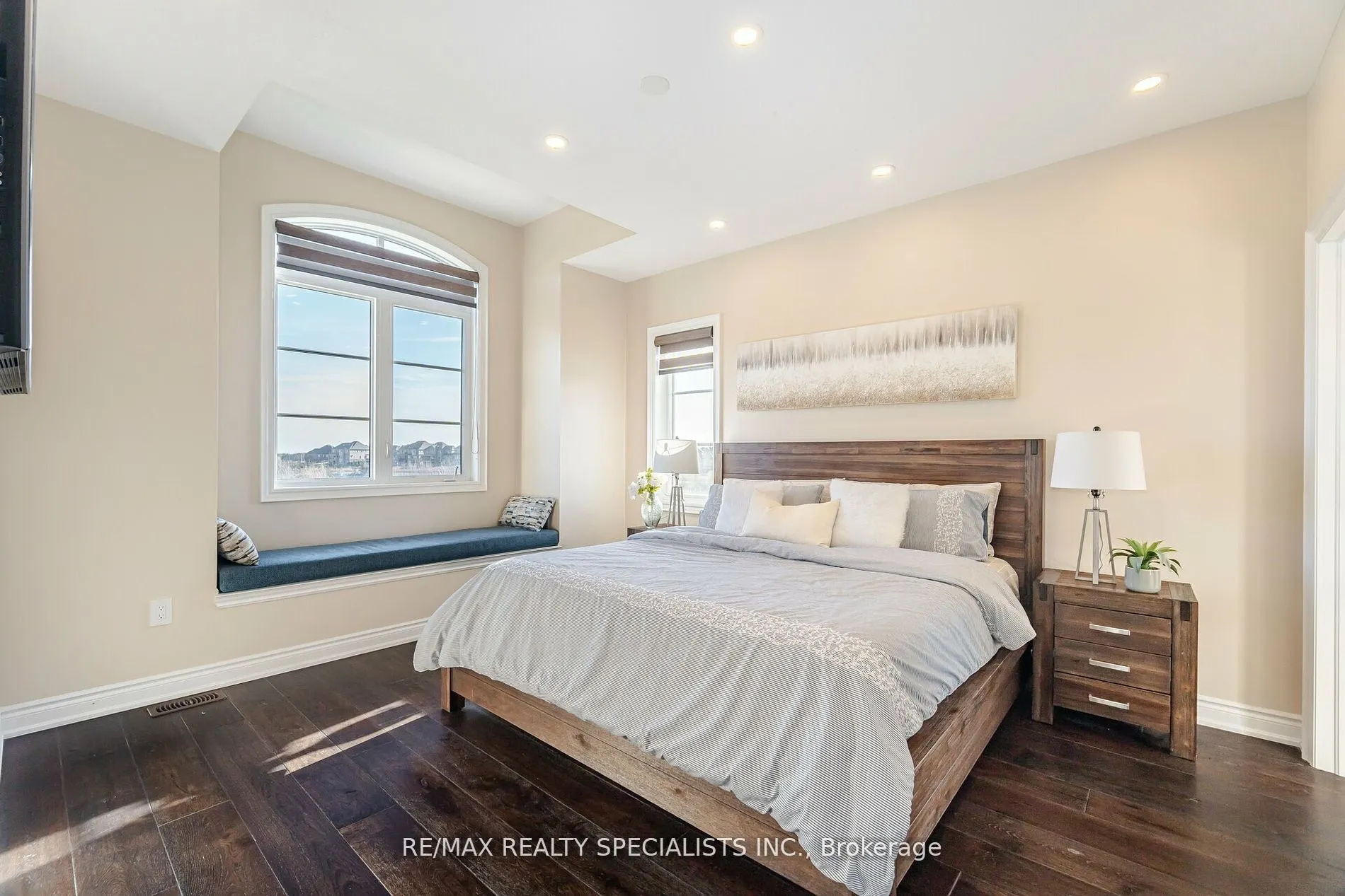 8 Herringbone Cres