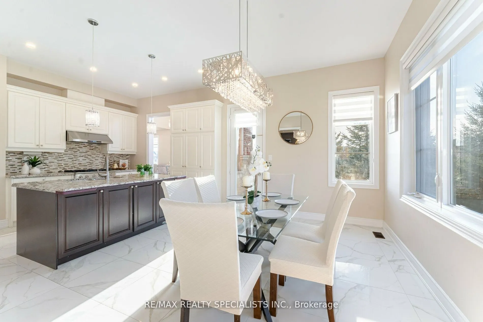 8 Herringbone Cres