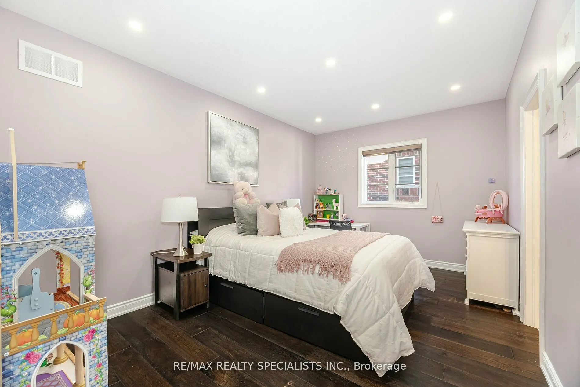 8 Herringbone Cres