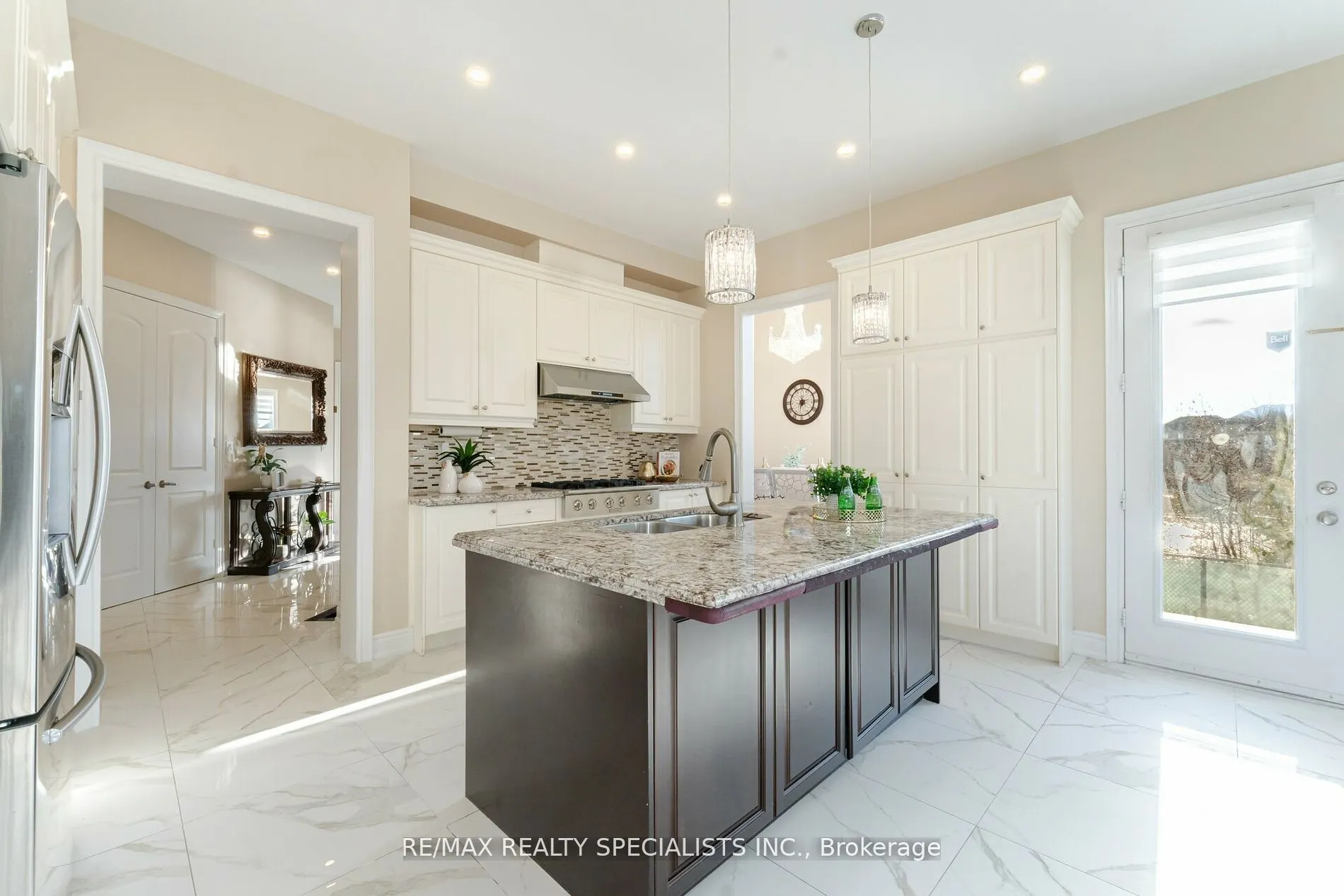 8 Herringbone Cres