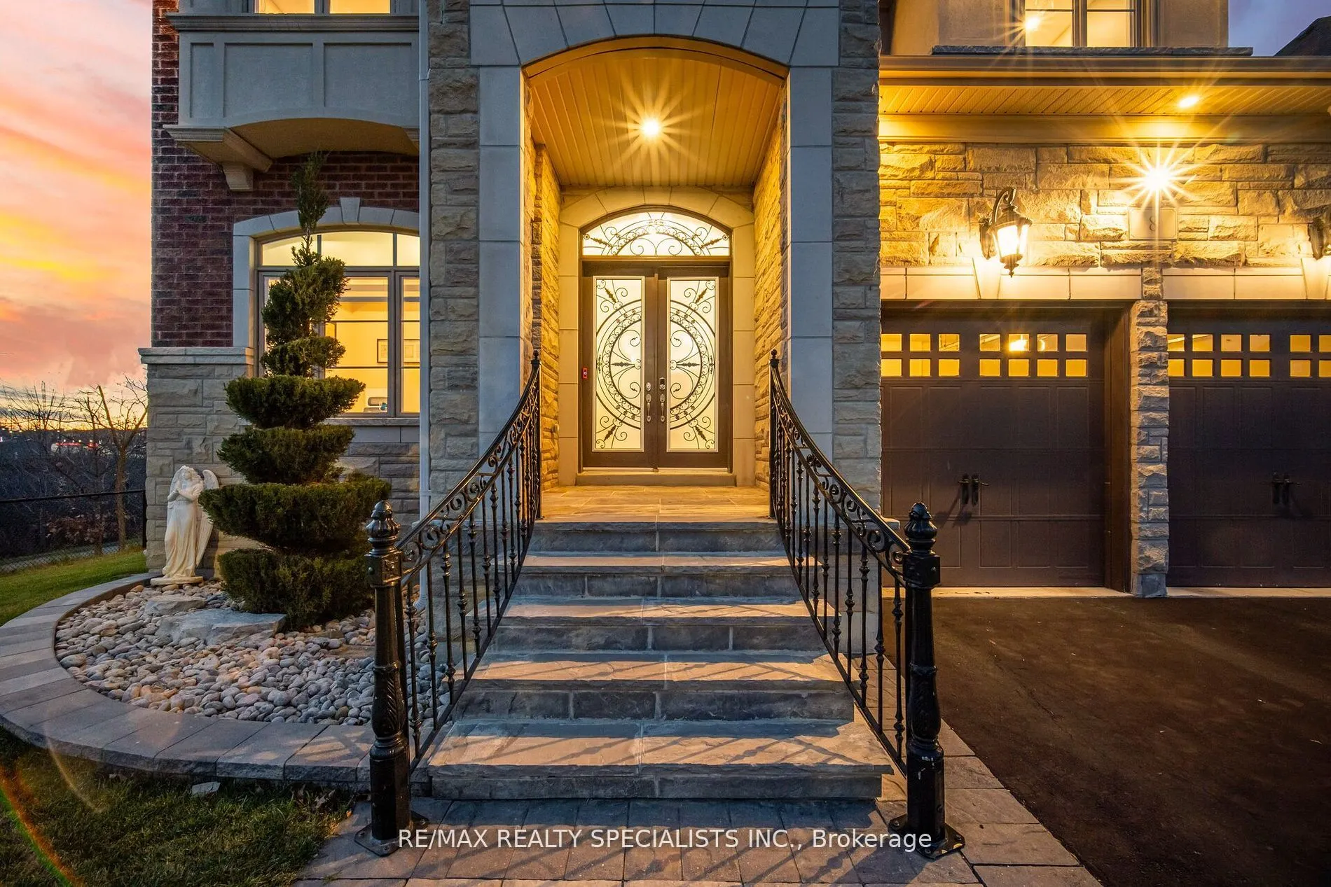 8 Herringbone Cres
