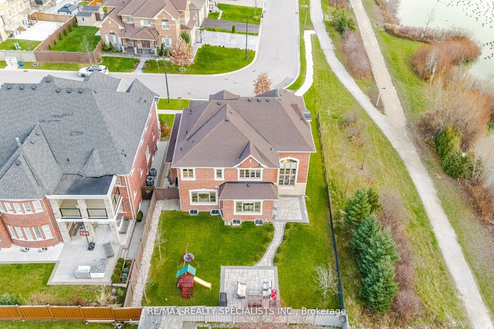 8 Herringbone Cres