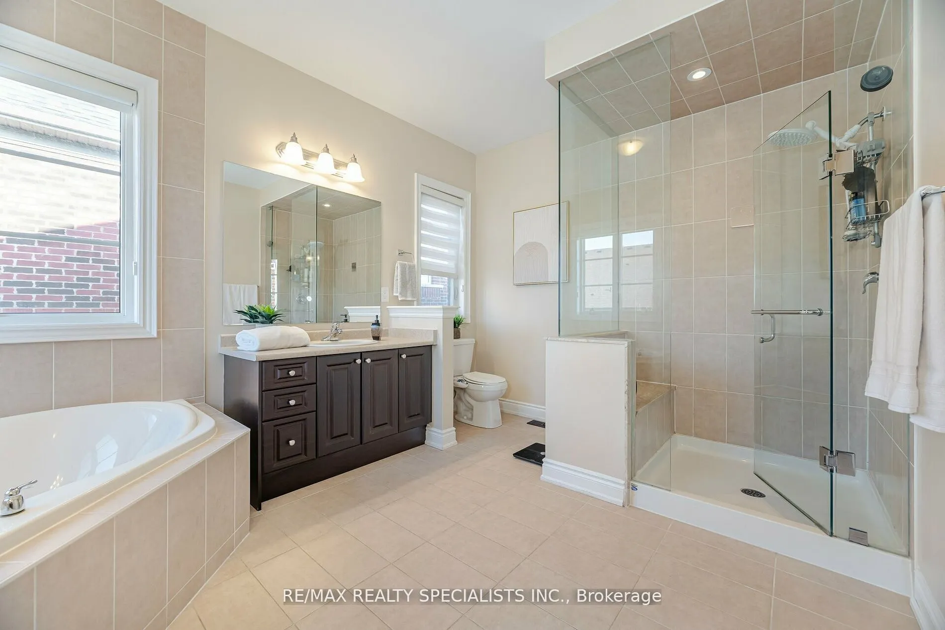 8 Herringbone Cres