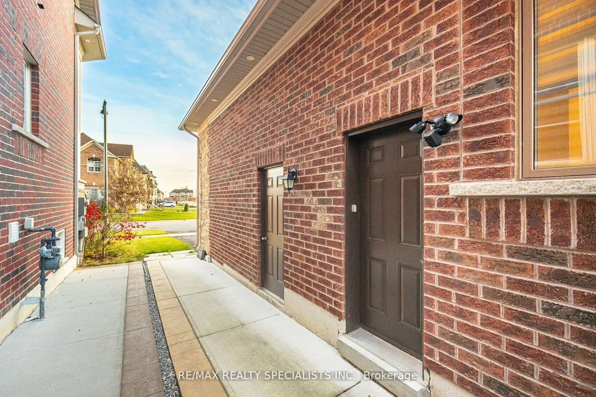8 Herringbone Cres