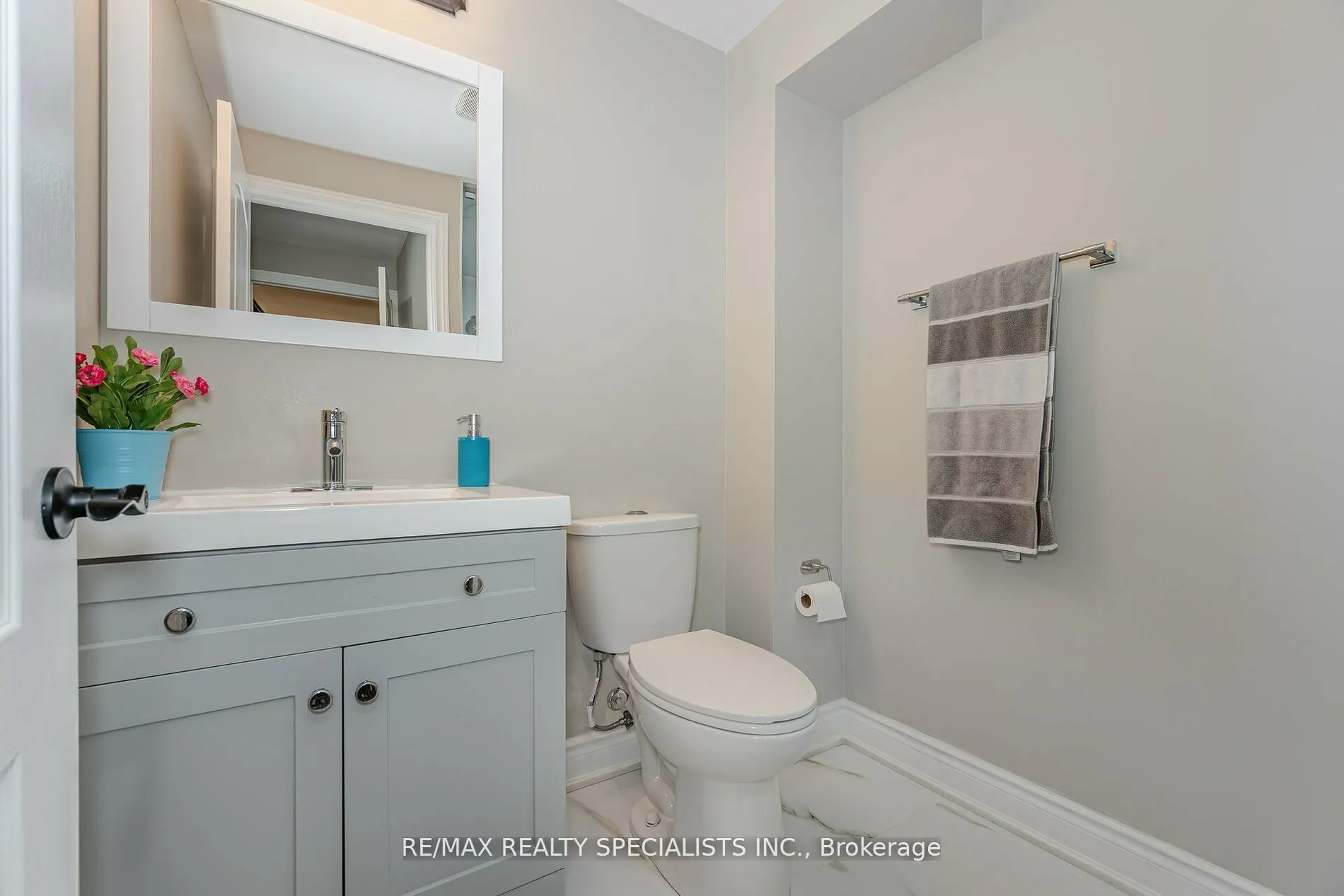 8 Herringbone Cres