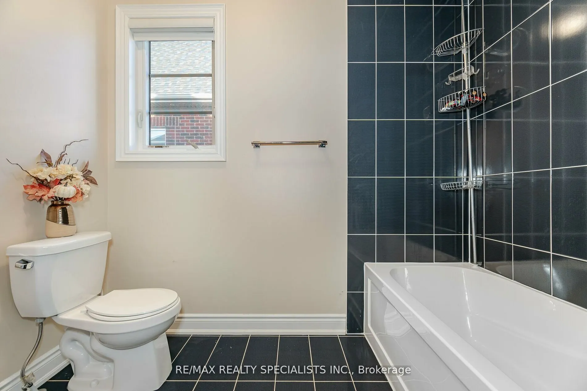 8 Herringbone Cres