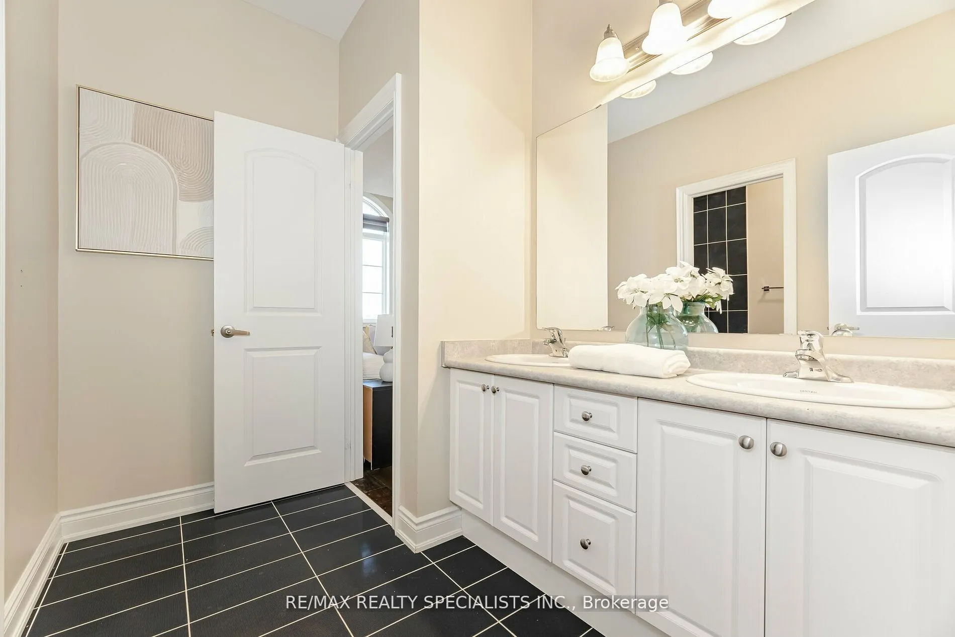 8 Herringbone Cres