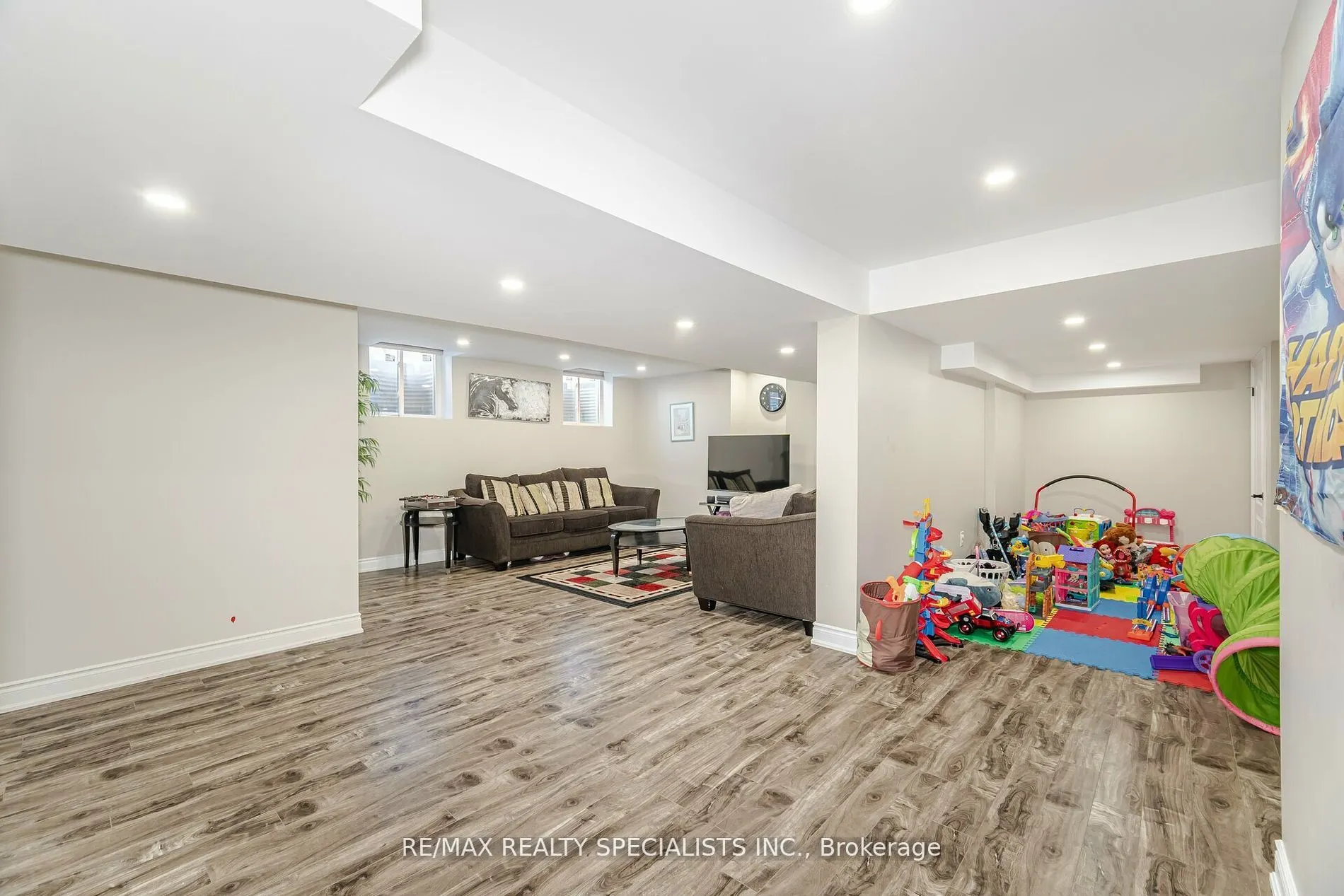 8 Herringbone Cres