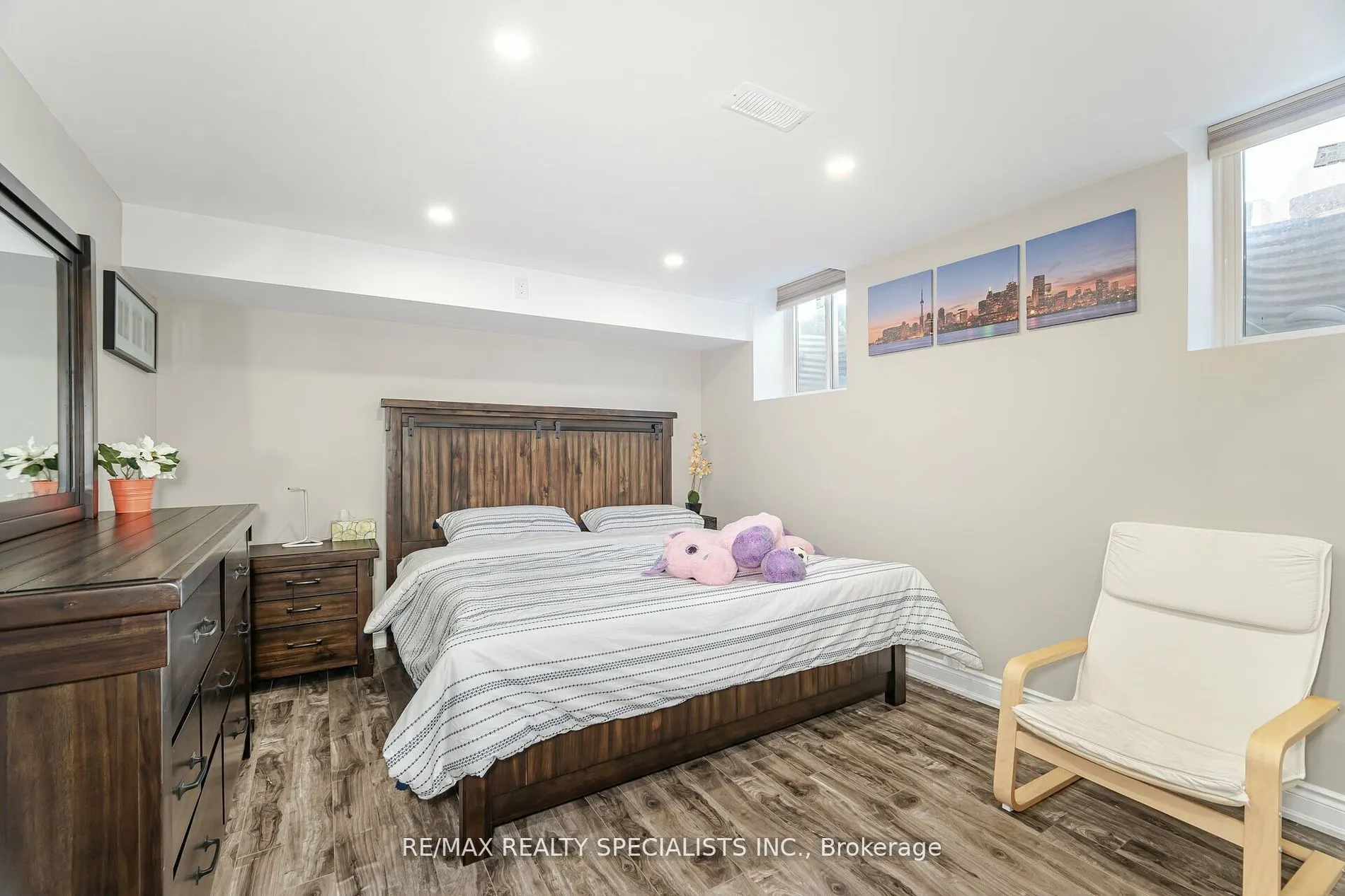 8 Herringbone Cres
