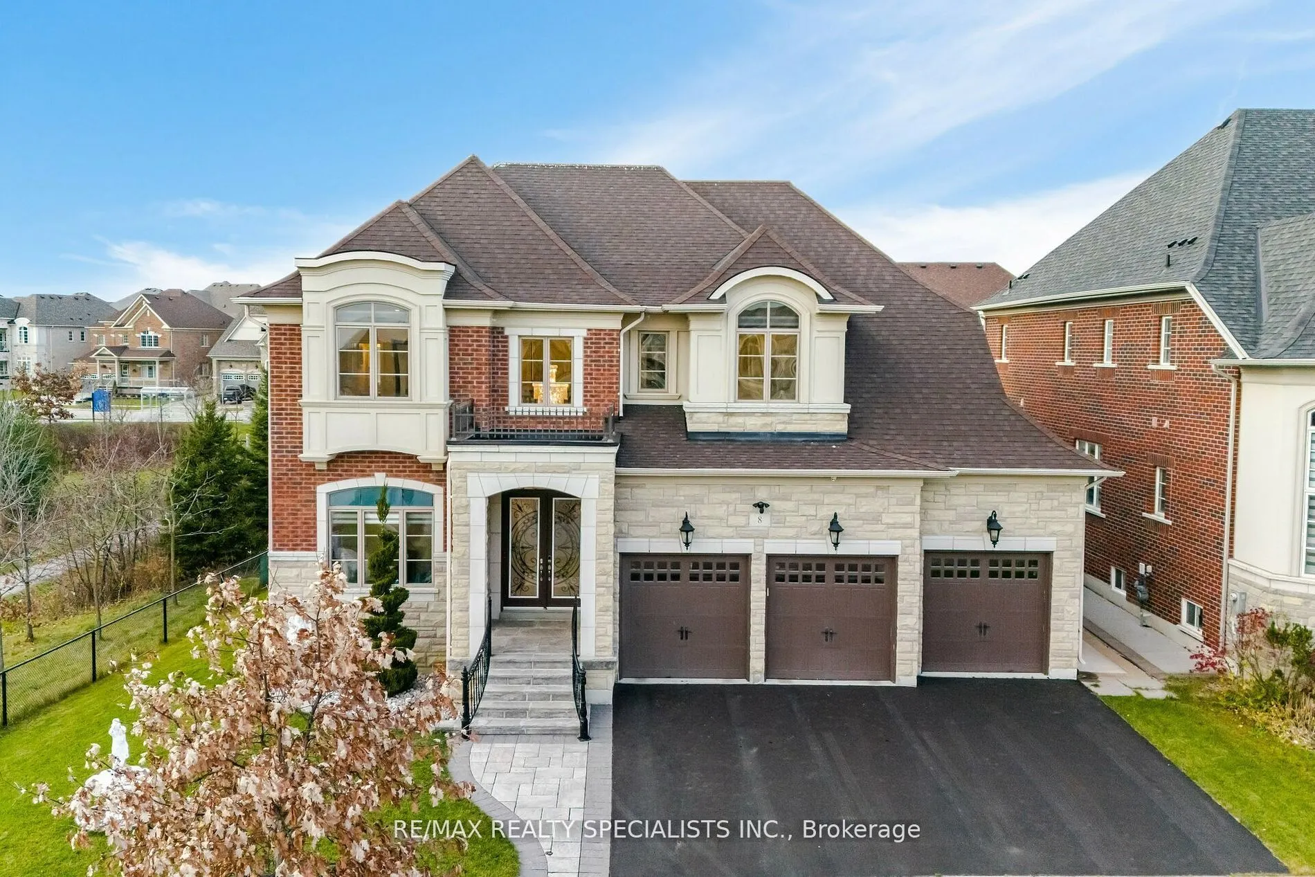 8 Herringbone Cres
