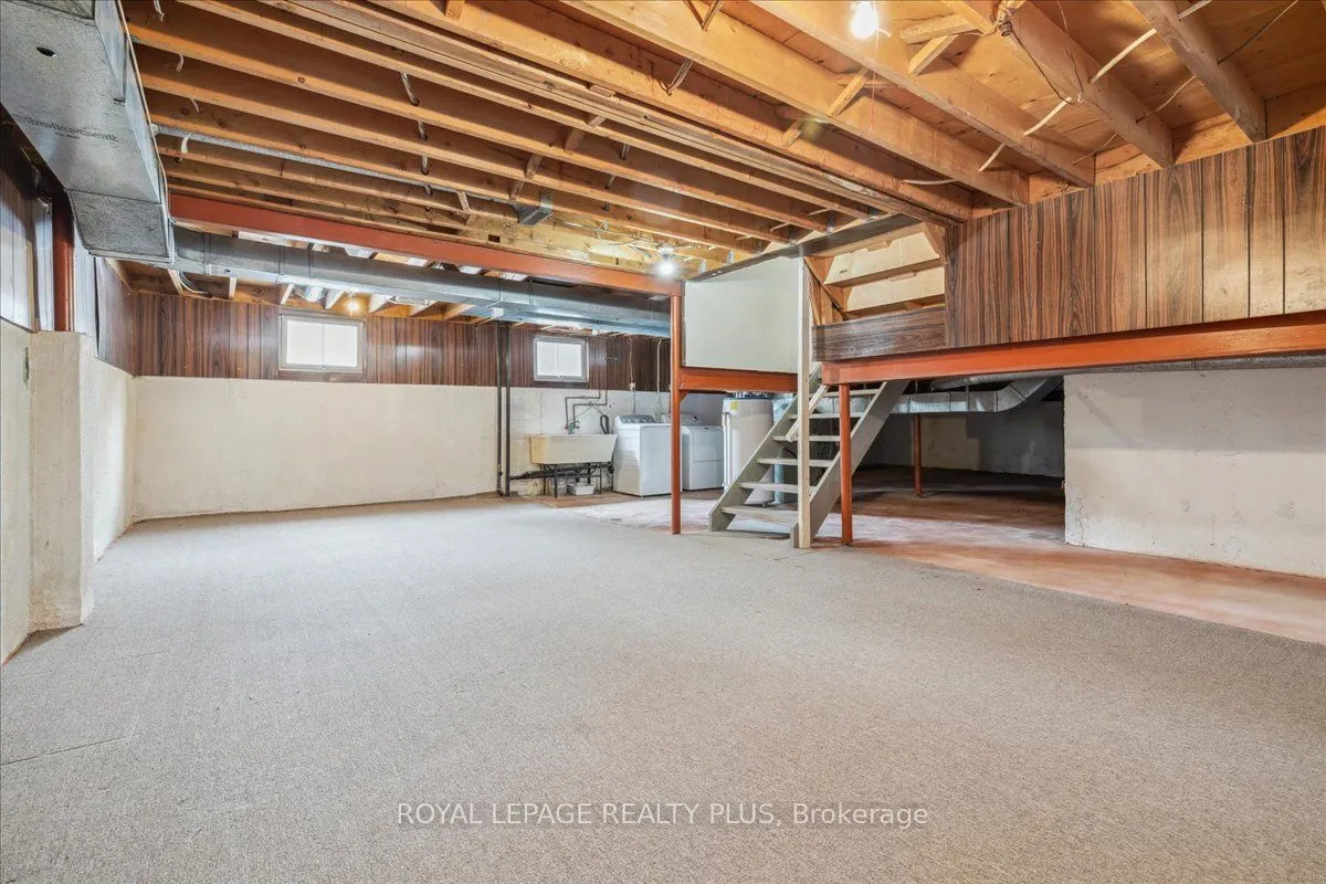 3525 Pitch Pine Cres