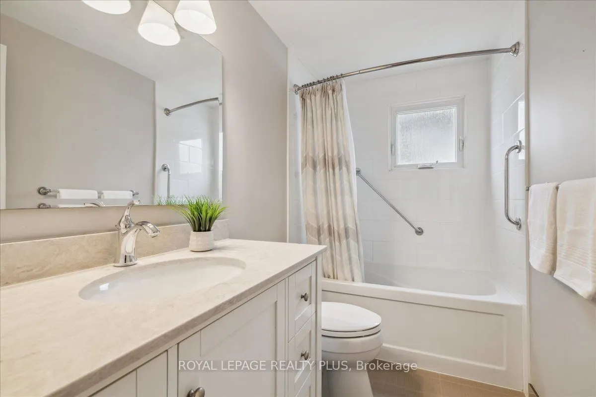 3525 Pitch Pine Cres