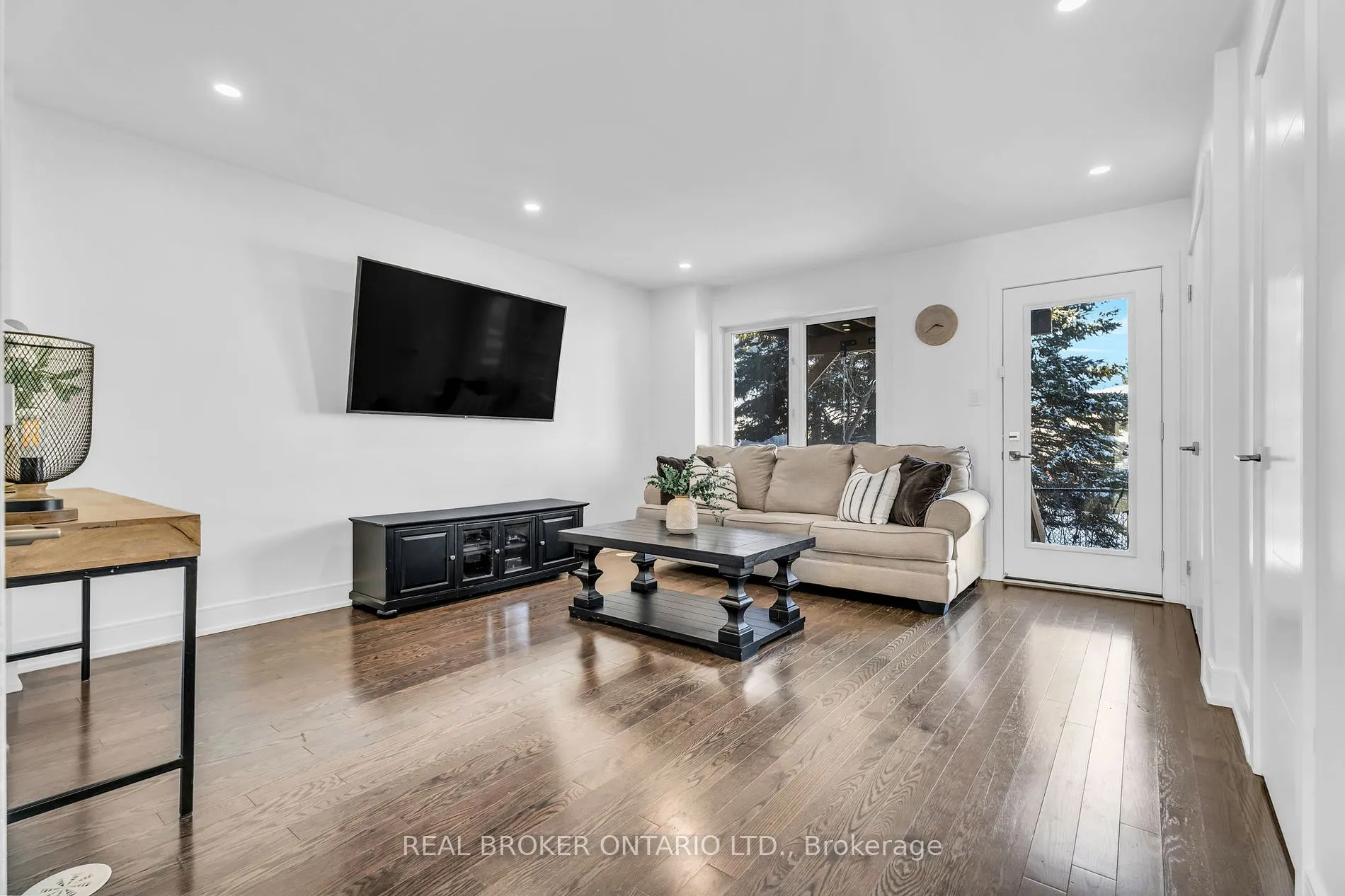 8 Whitehorn Lane