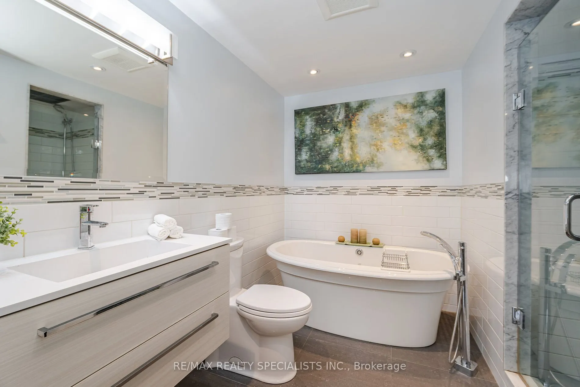 2244 Delkus Cres