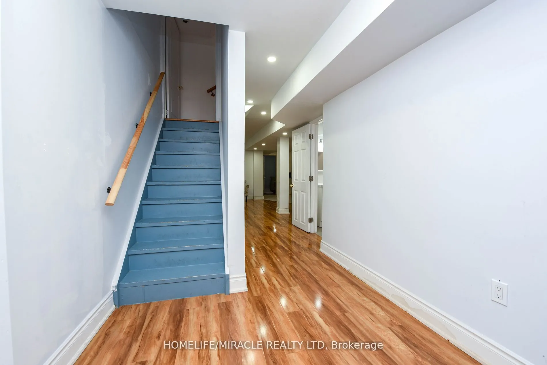 322 Ellwood Dr W