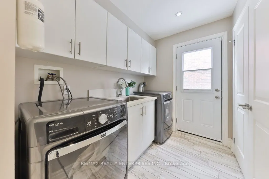 1076 Red Pine Cres
