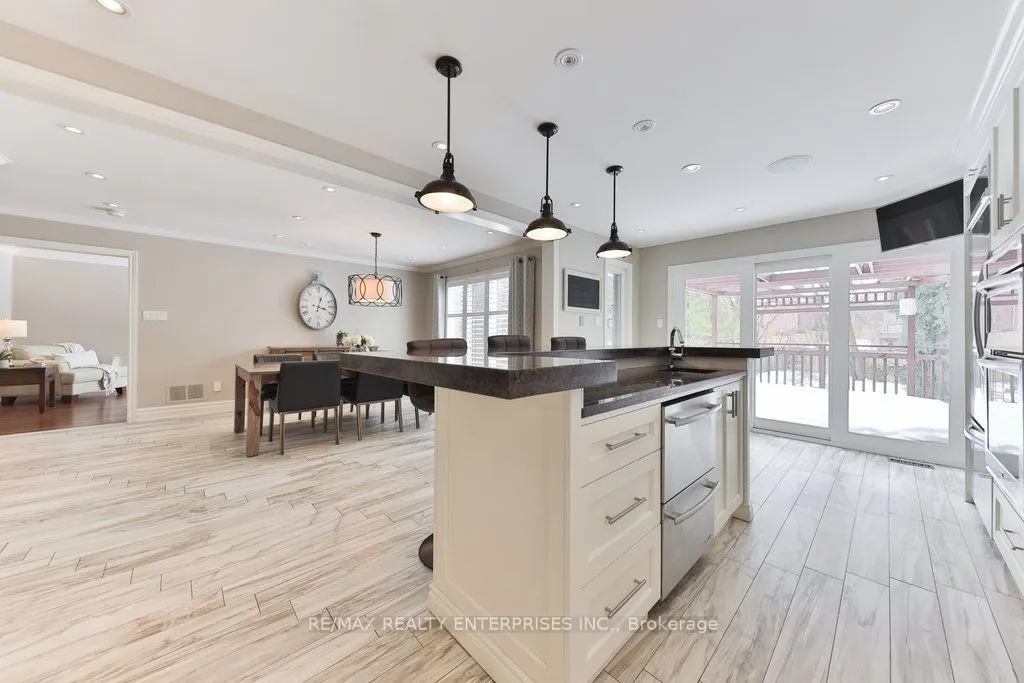 1076 Red Pine Cres