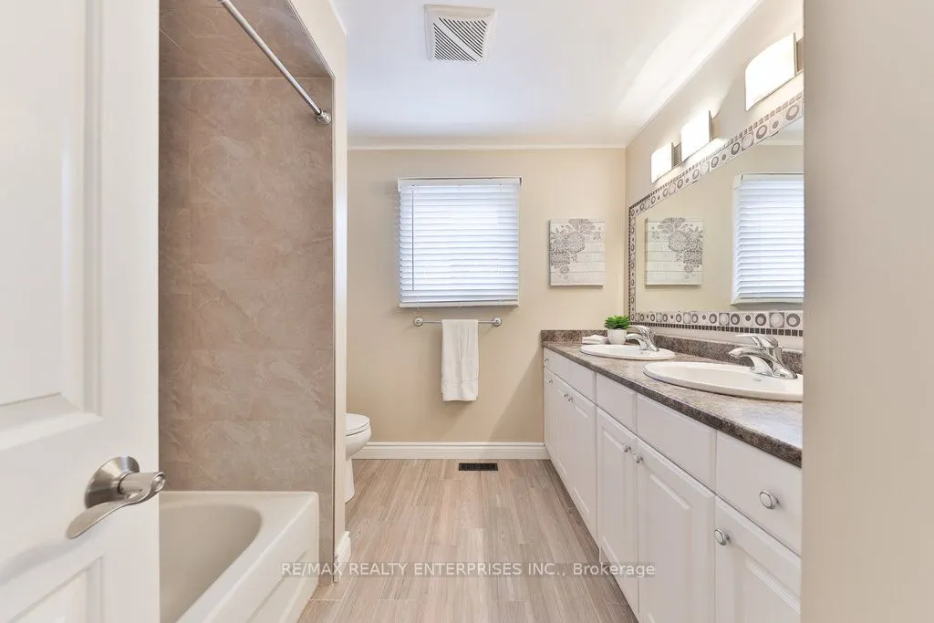 1076 Red Pine Cres