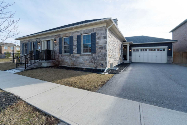 963 Stoutt Cres, Milton