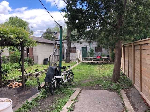 975 Dovercourt Rd