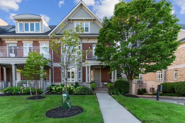 122 St Lawrence Dr, Mississauga