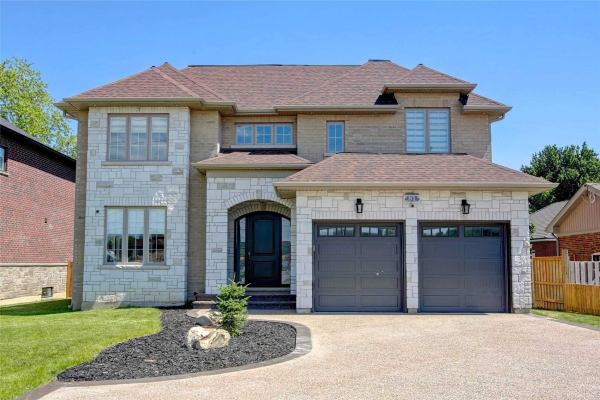 81 Thomas St, Mississauga