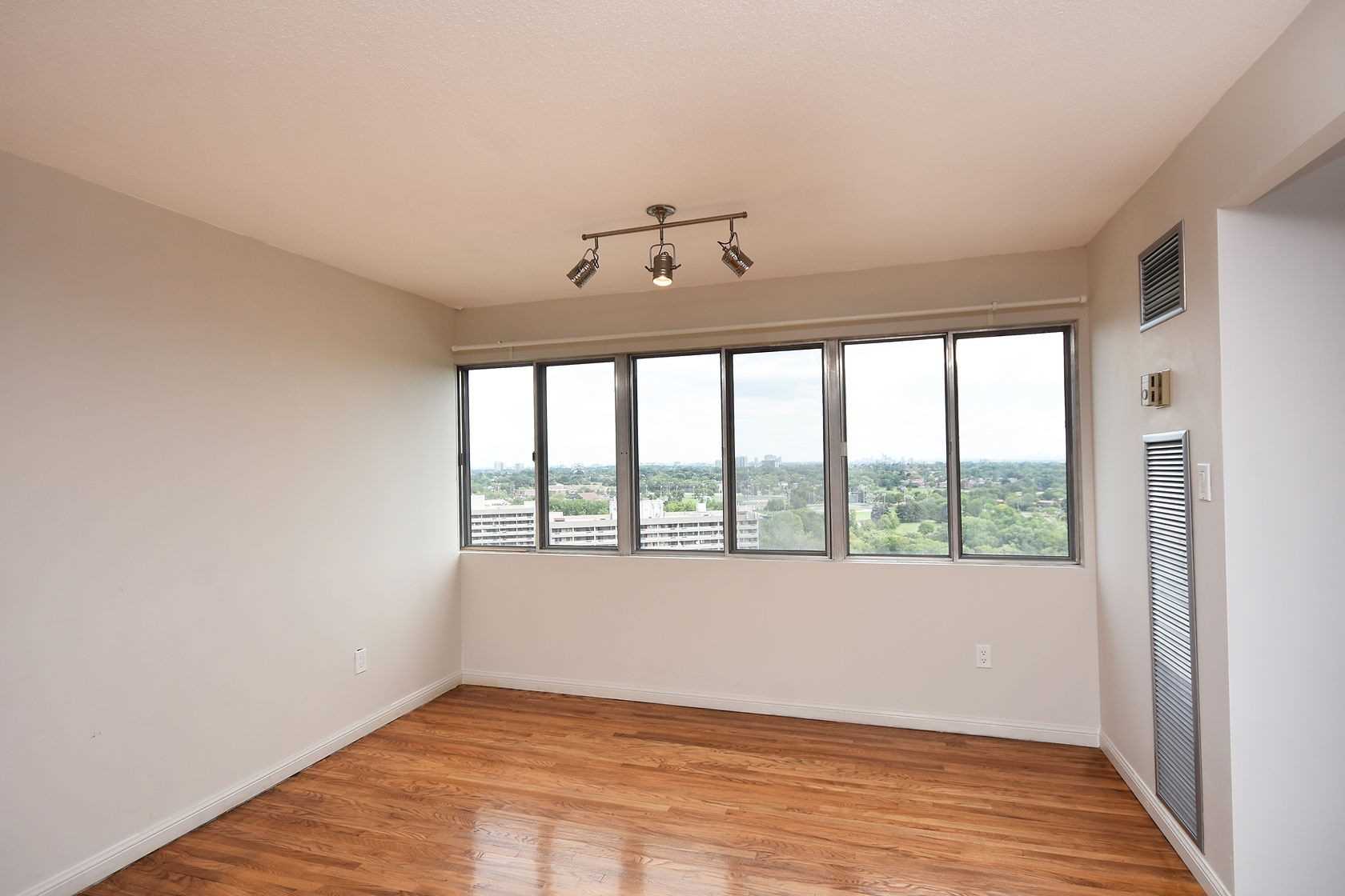 Listing W4878536 - Large Photo # 14