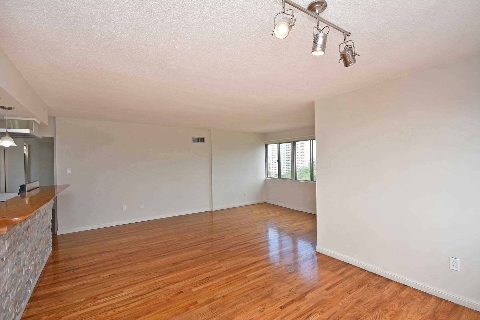 Listing W4878536 - Large Photo # 16