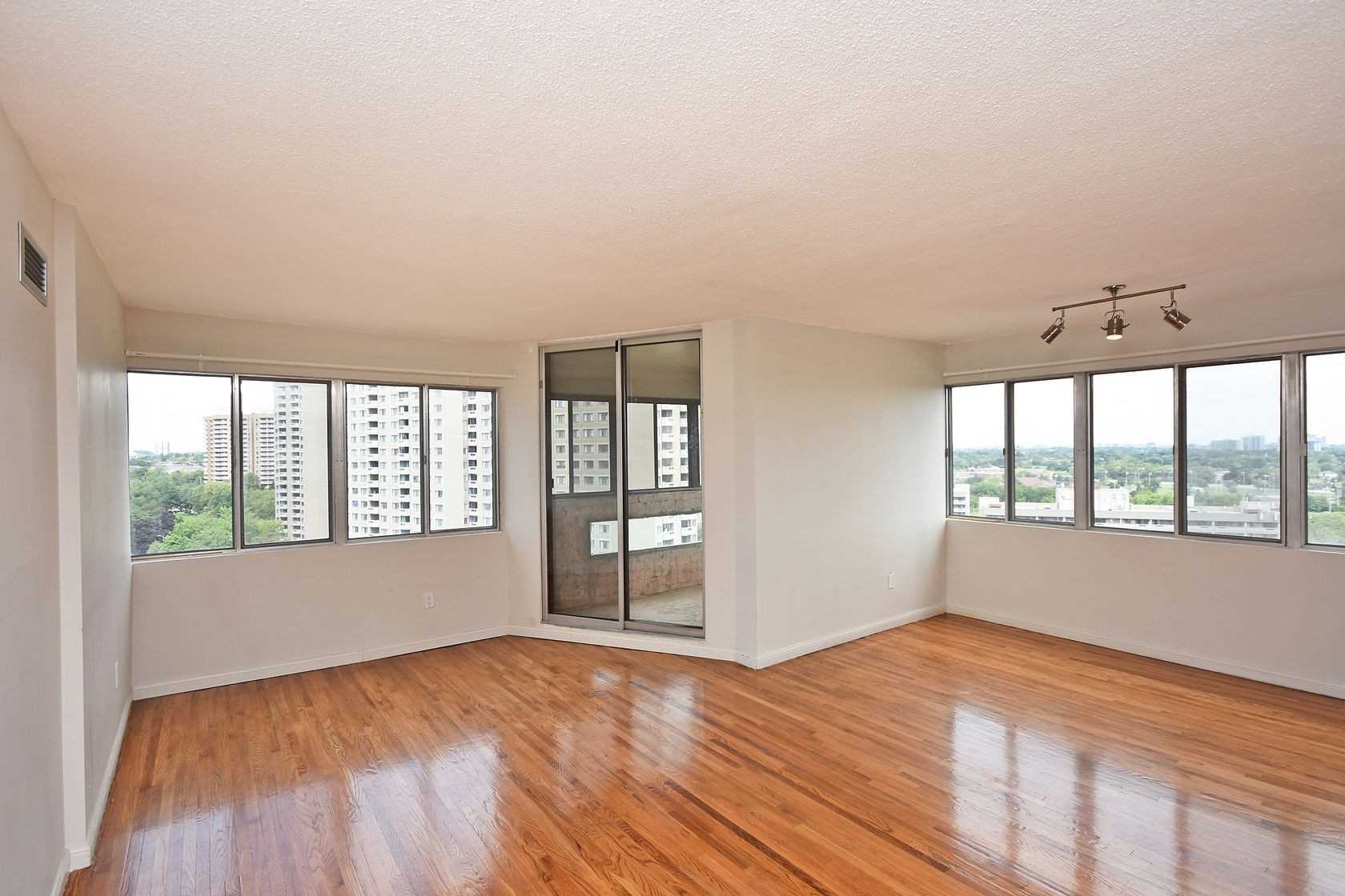 Listing W4878536 - Large Photo # 10