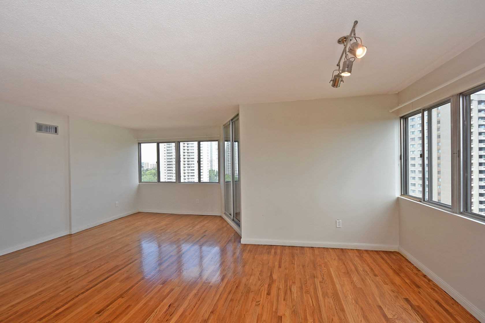 Listing W4878536 - Large Photo # 17