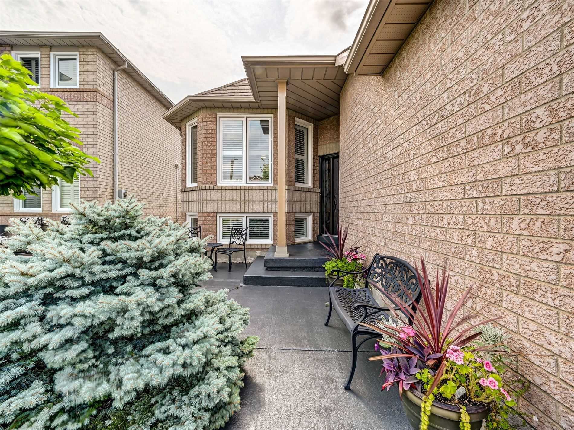 26 Suncrest Dr, (MLS® W4889458) See this detached house for sale