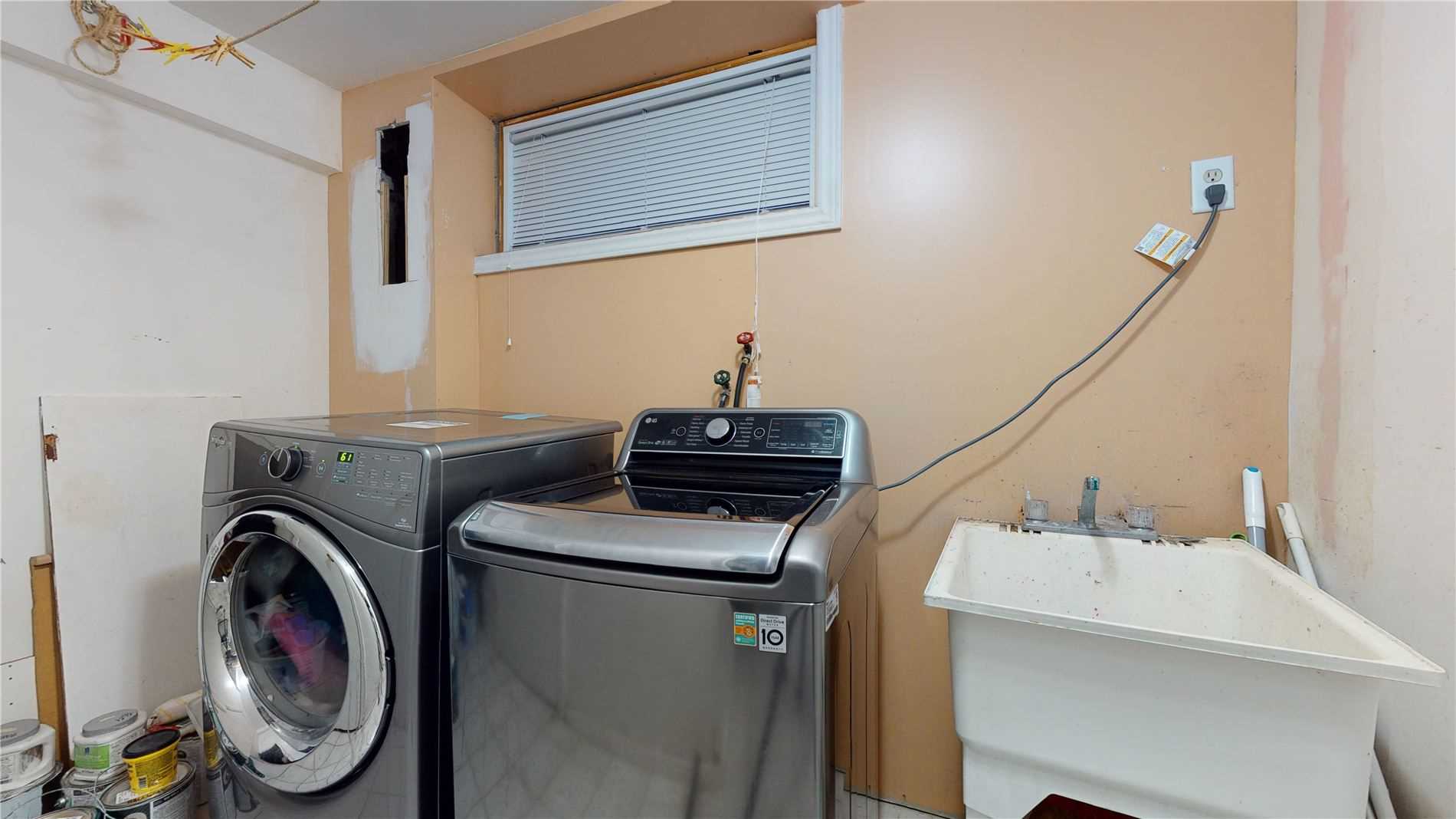 23 Strathavon Dr