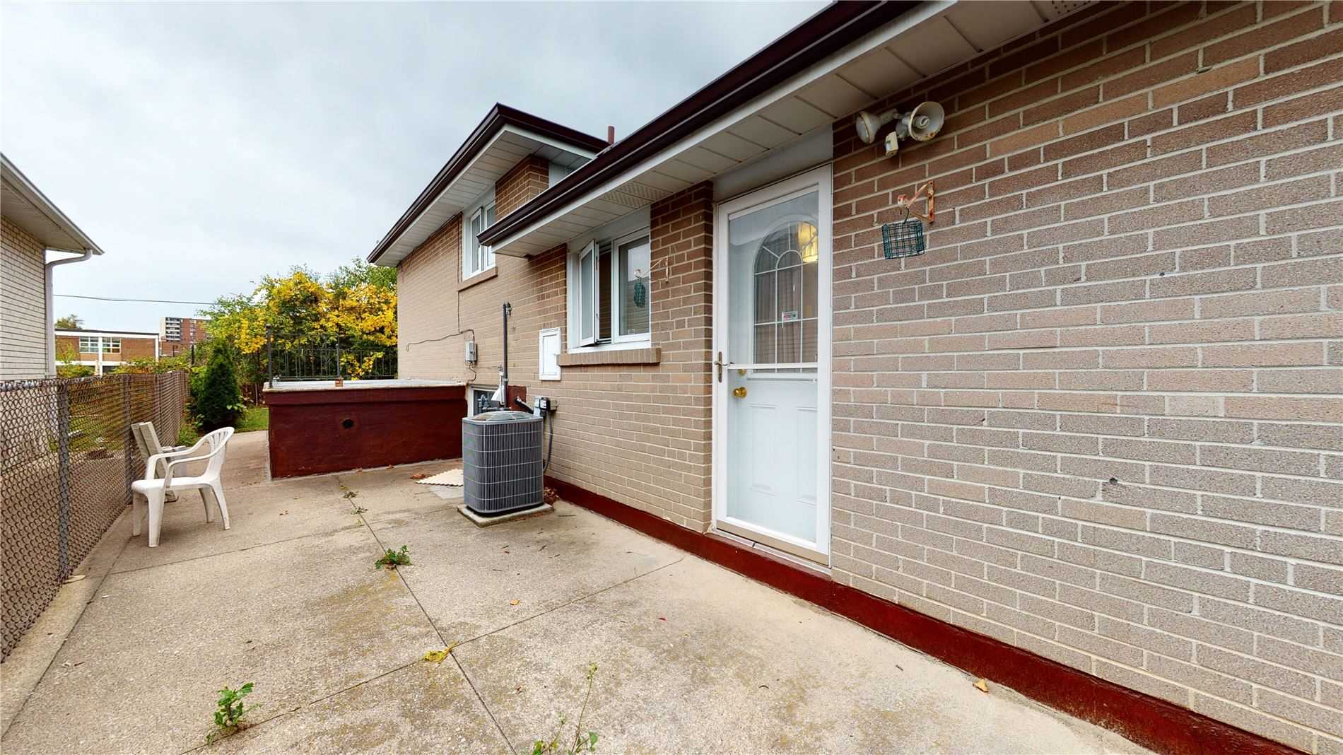 23 Strathavon Dr