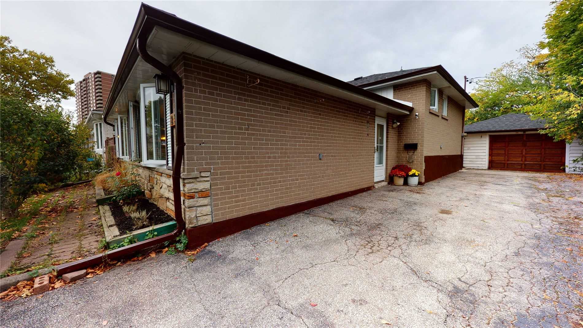 23 Strathavon Dr