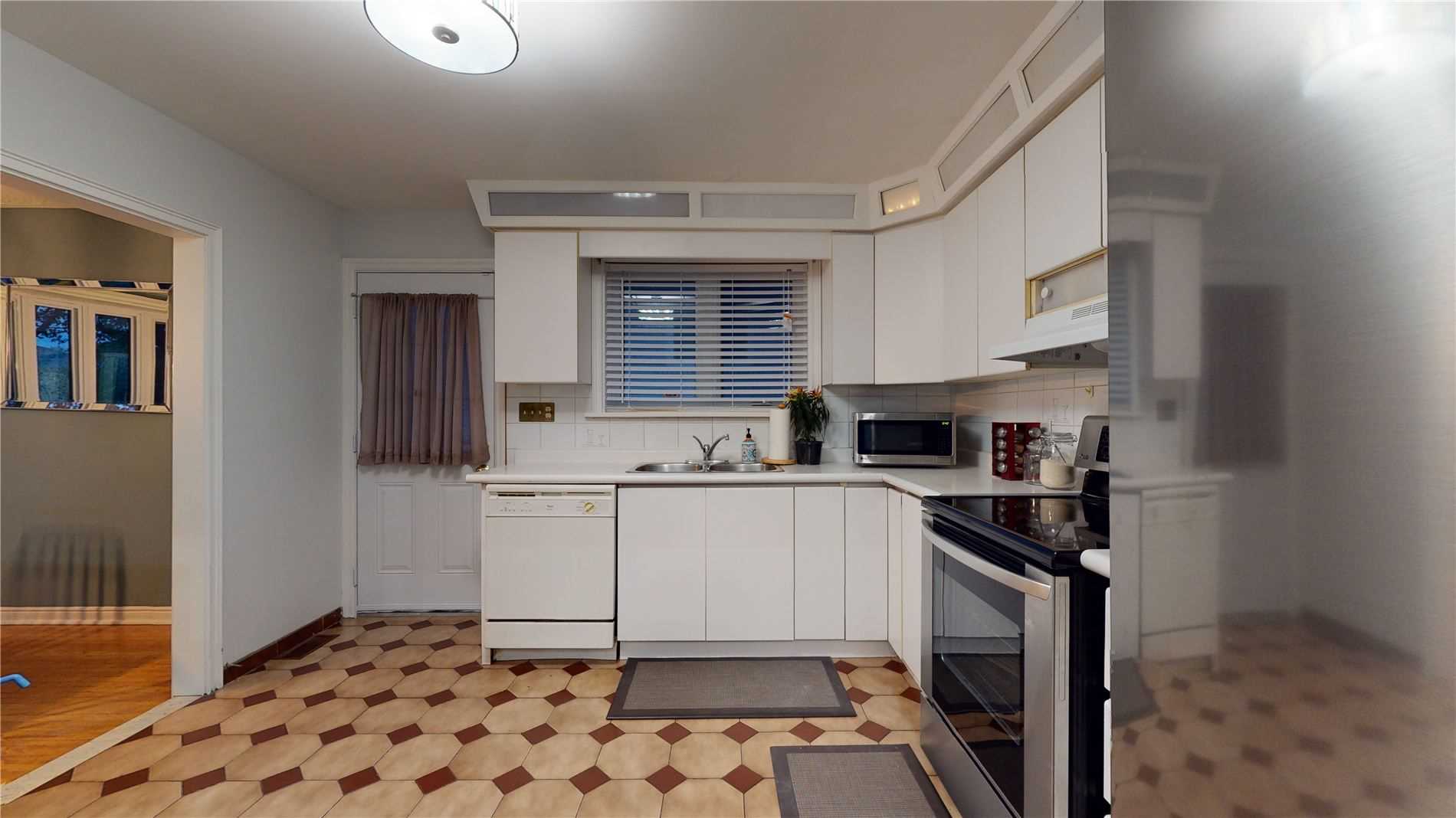 23 Strathavon Dr