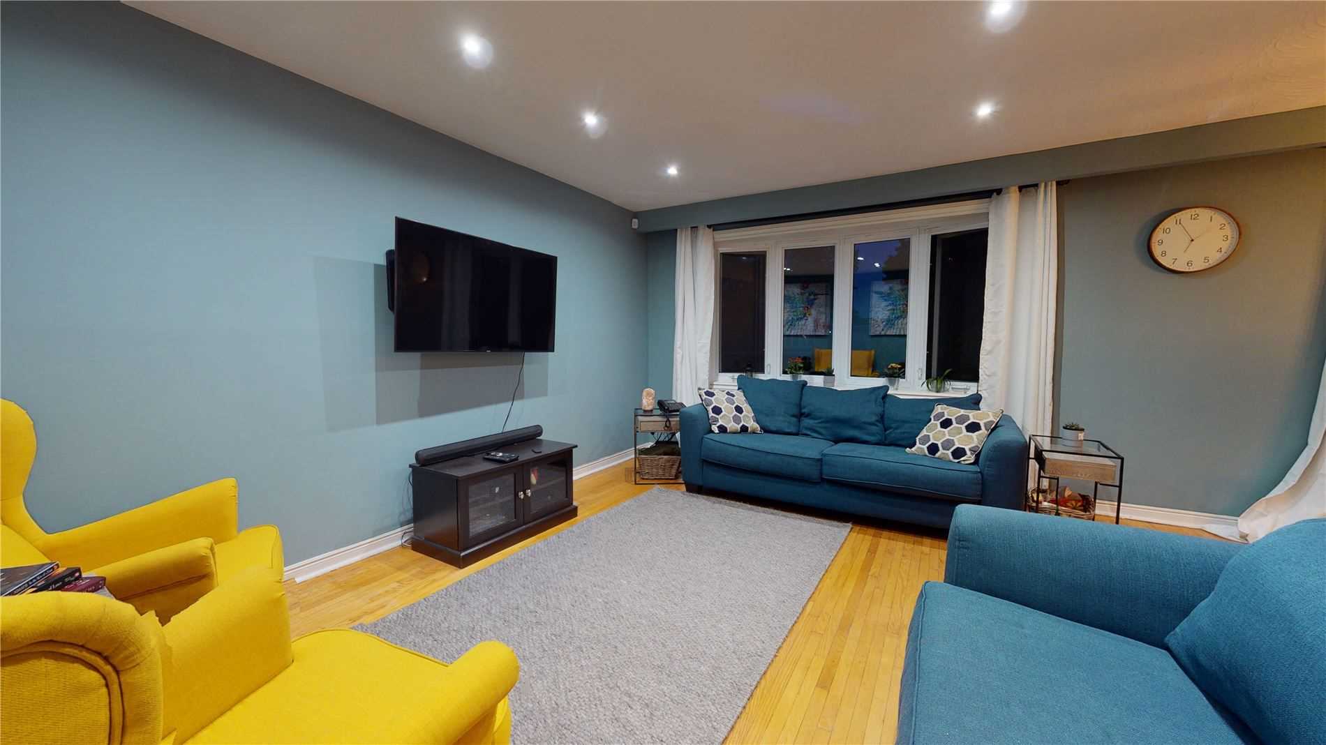 23 Strathavon Dr