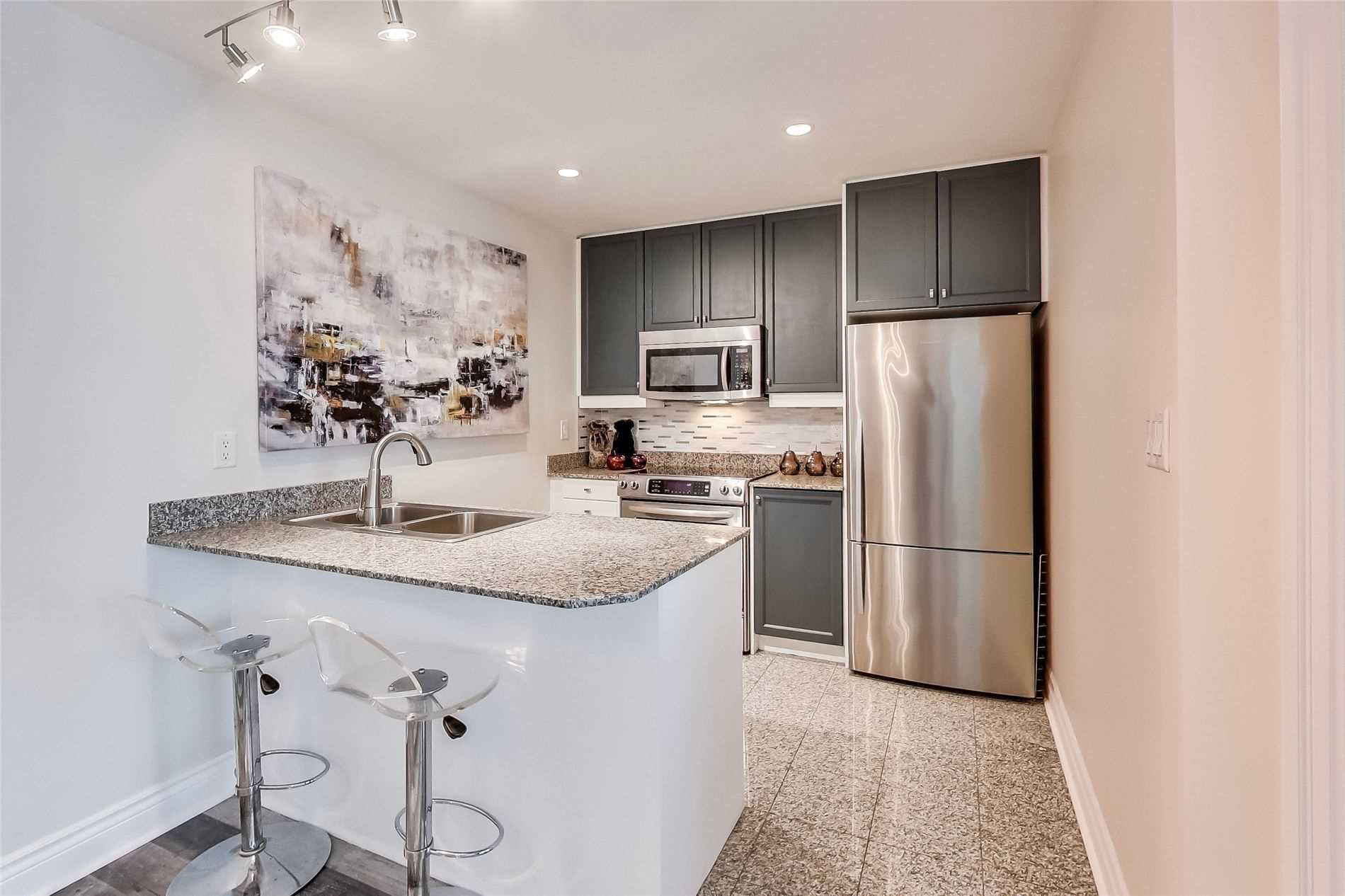 88 Palace Pier Crt, #906