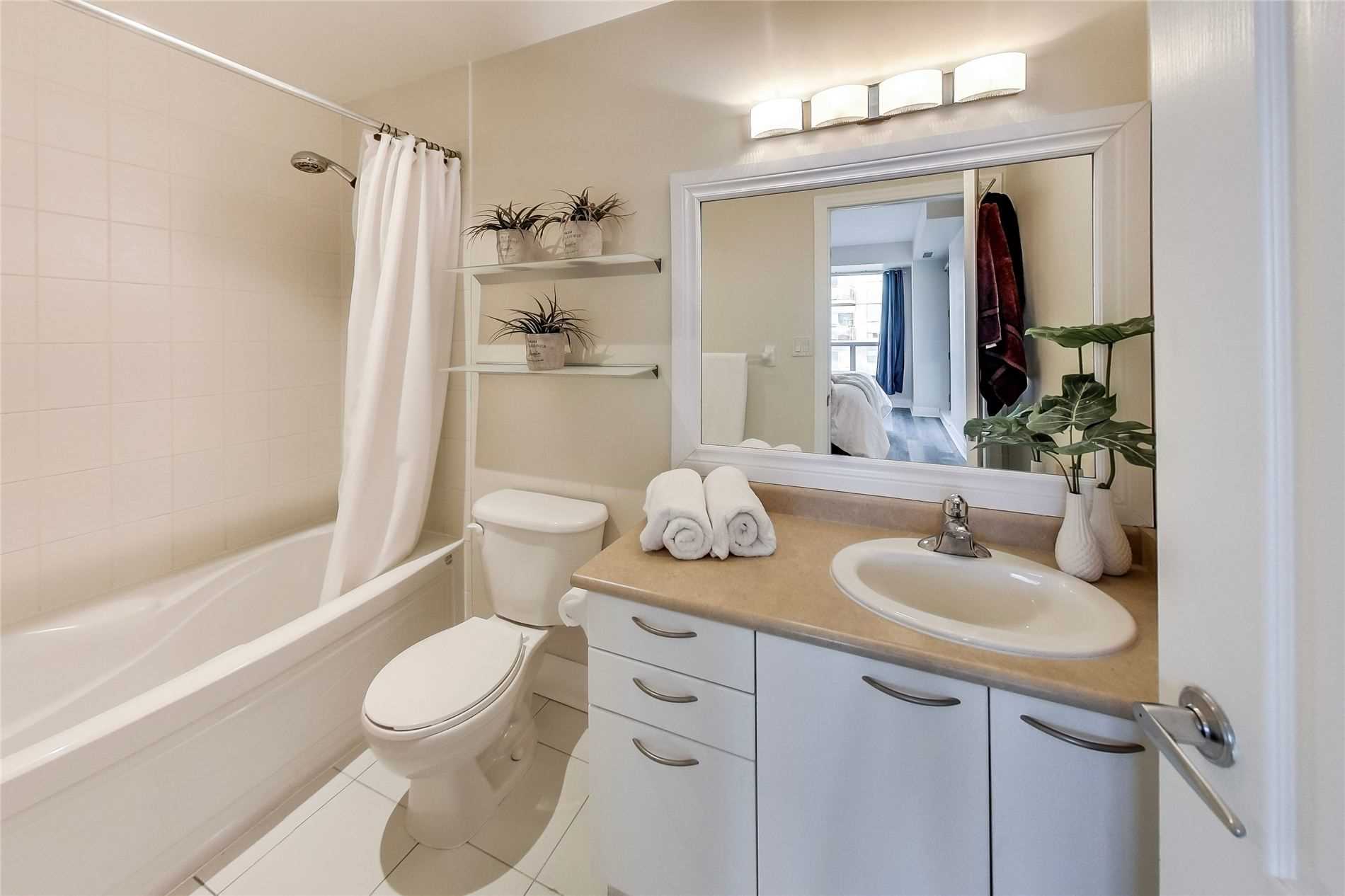 88 Palace Pier Crt, #906