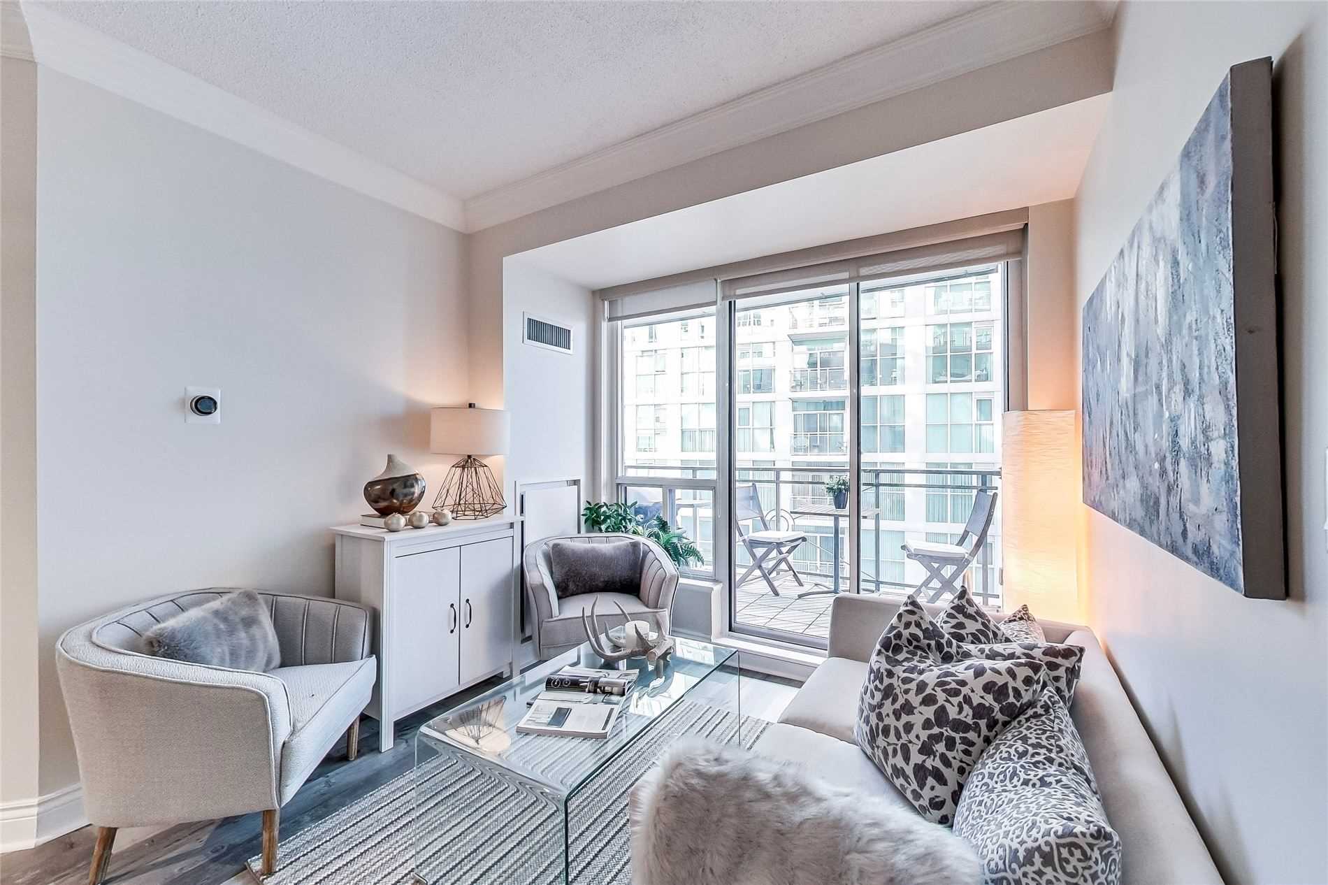 88 Palace Pier Crt, #906