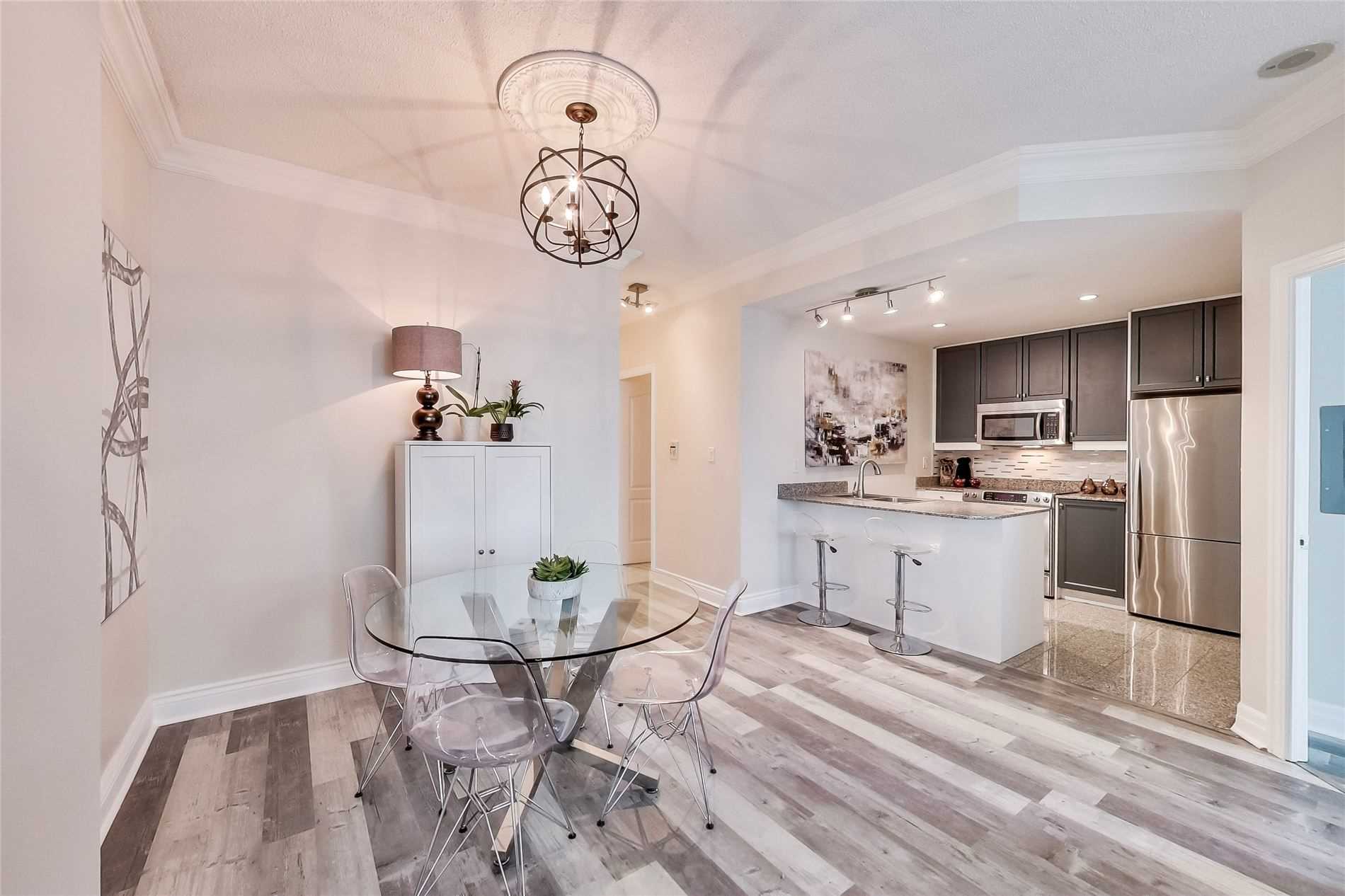 88 Palace Pier Crt, #906