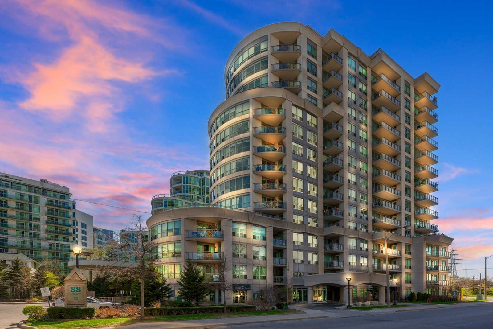 88 Palace Pier Crt, #906