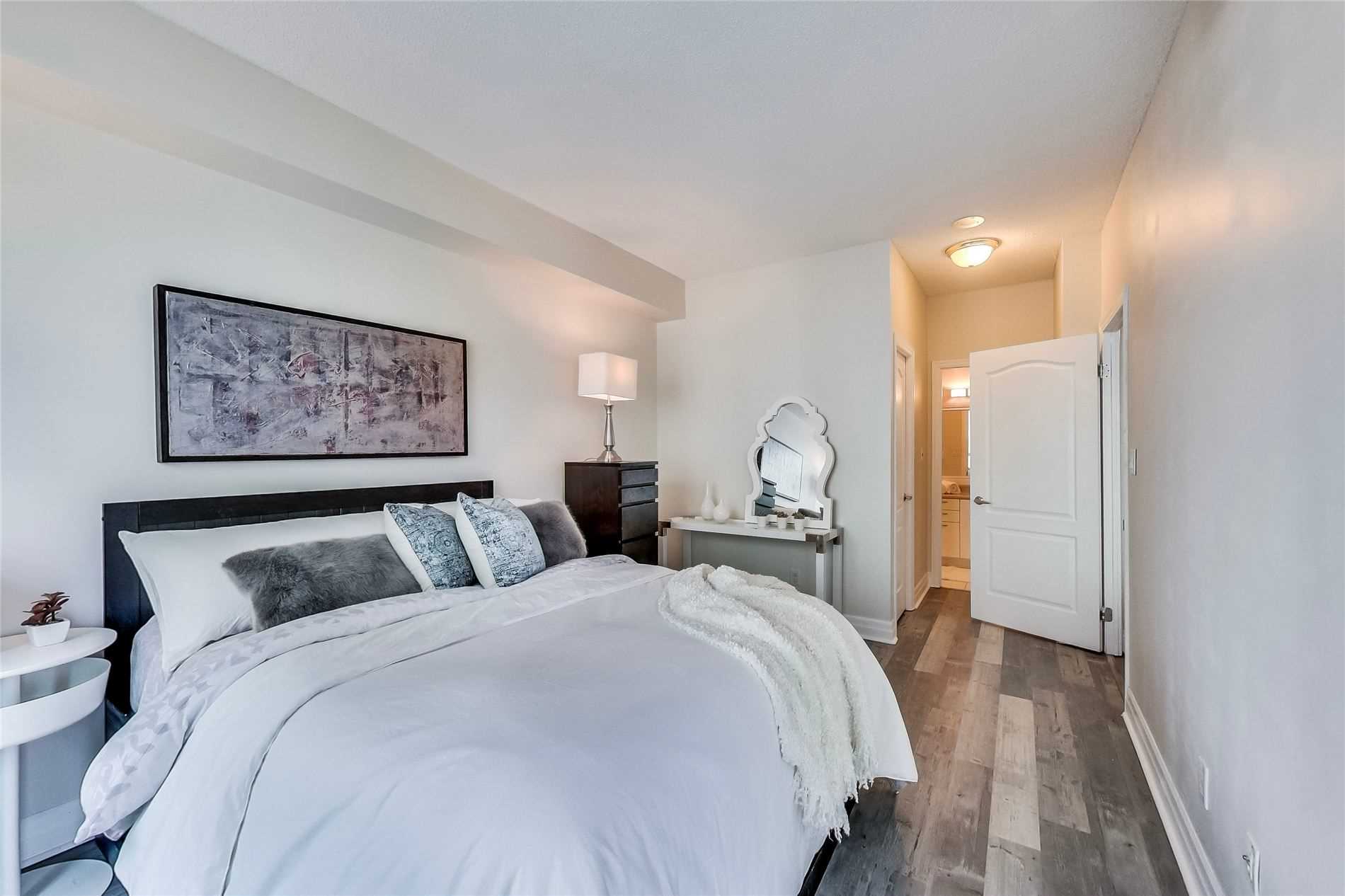 88 Palace Pier Crt, #906