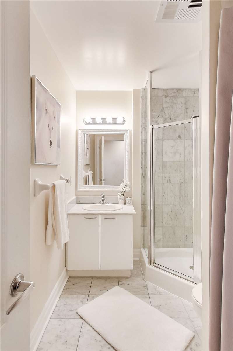 88 Palace Pier Crt, #906