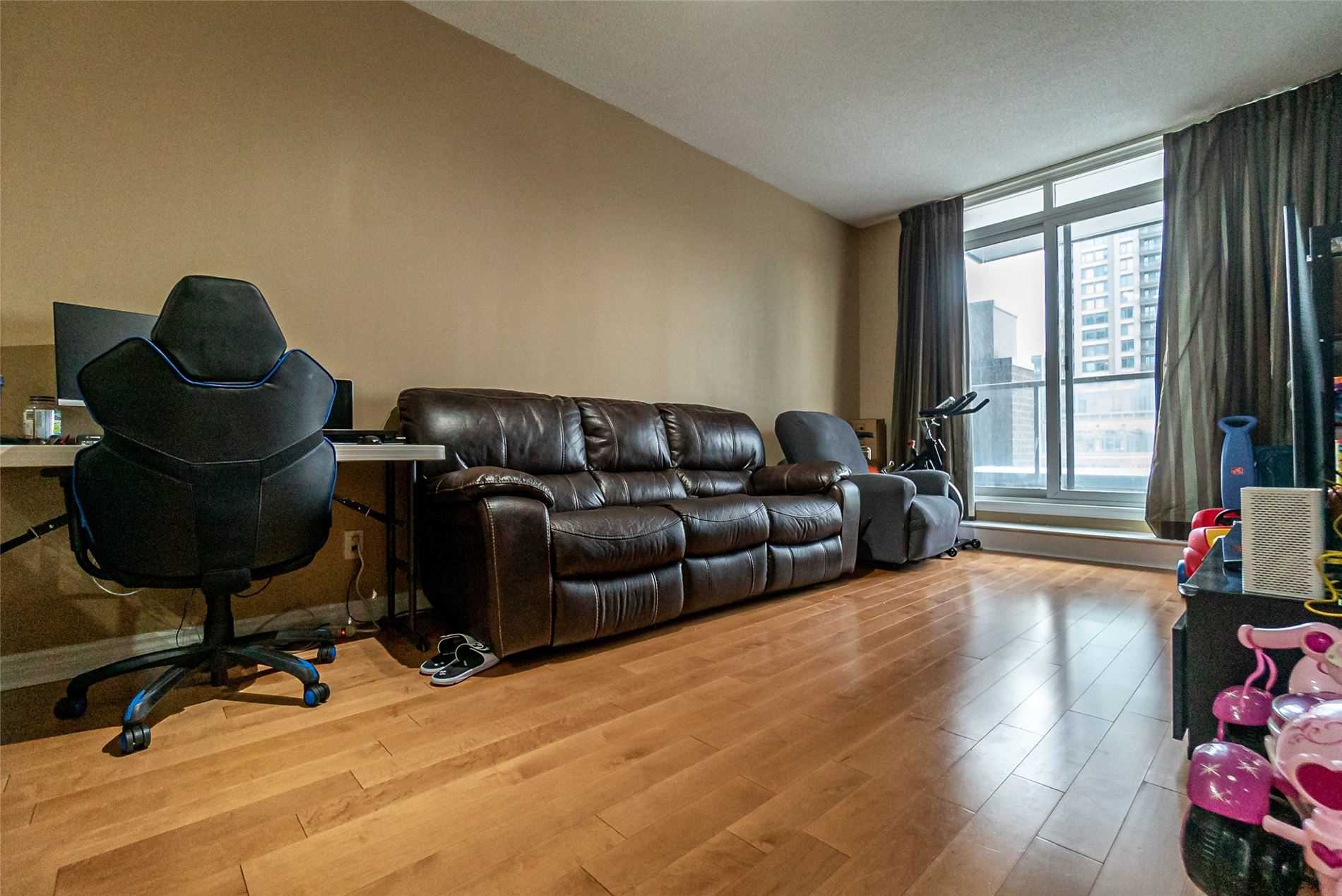 388 Prince Of Wales Dr, #807