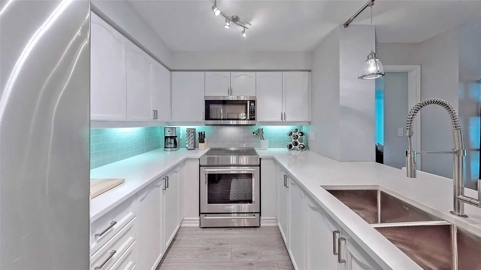 190 Manitoba St, #805